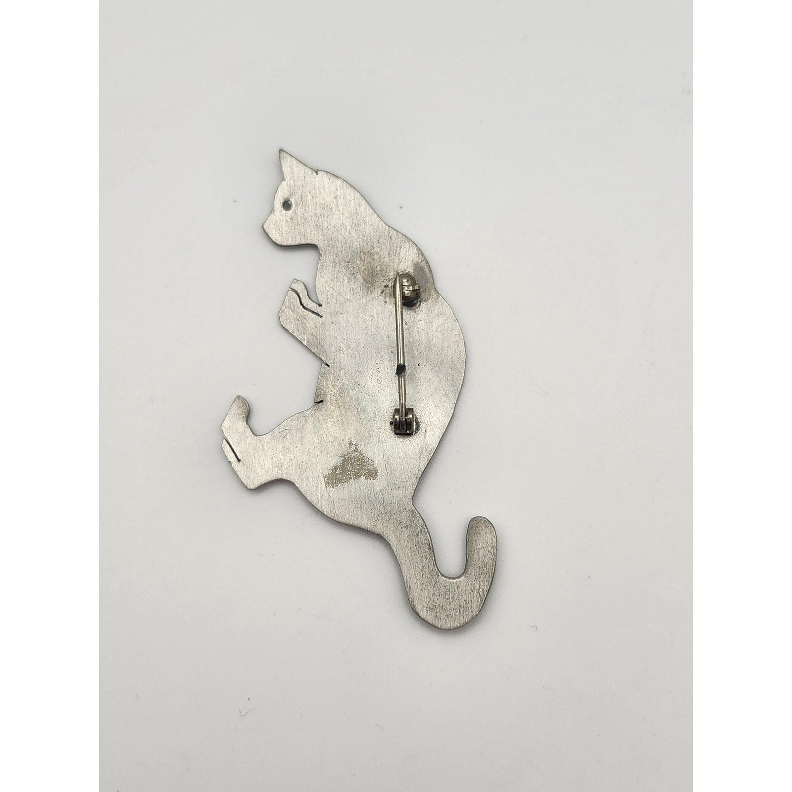 Vintage Mixed Metal Sitting Cat Brooch Pin Silver Tone Brass Heart Inset Lapel